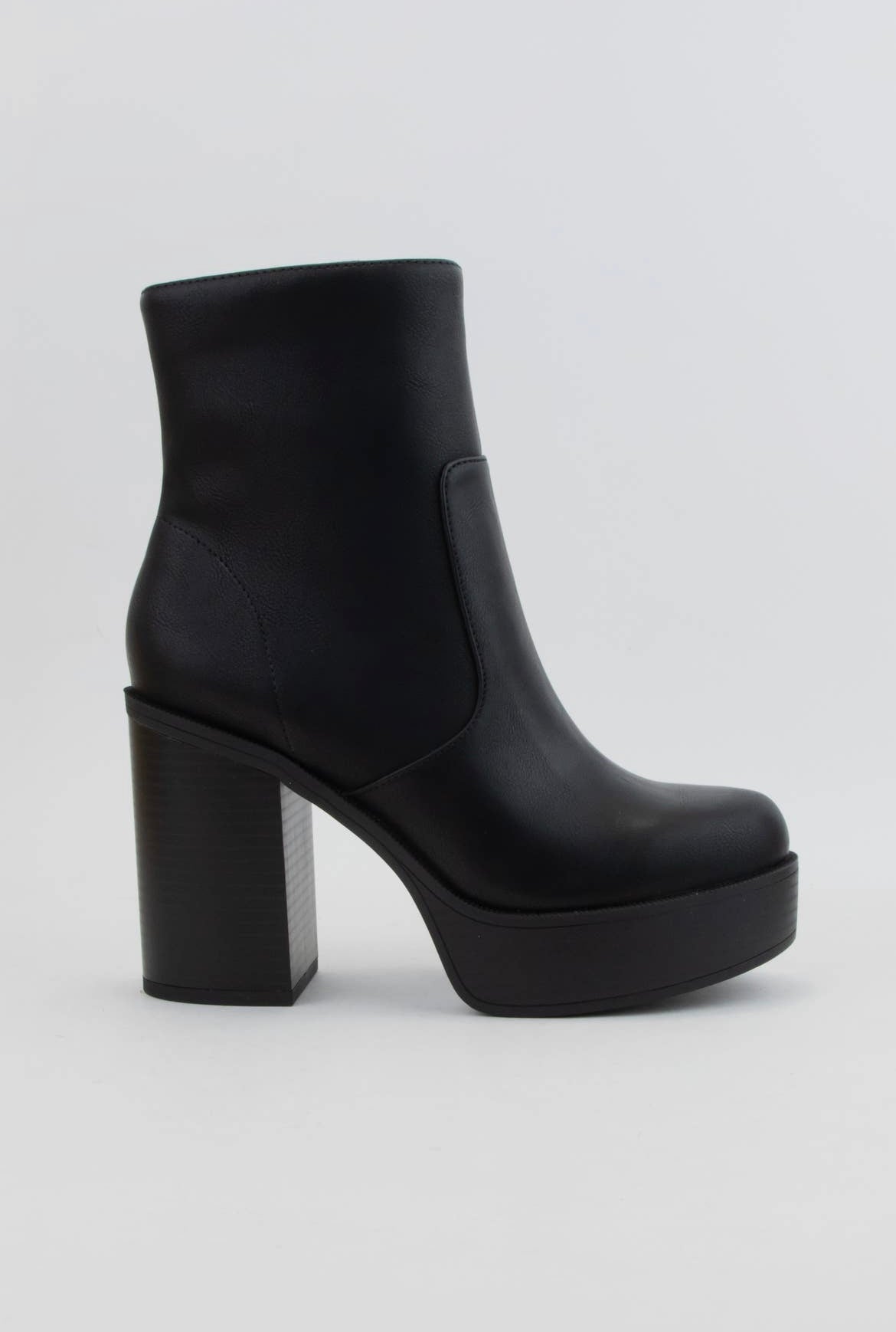 Ankle boots in black